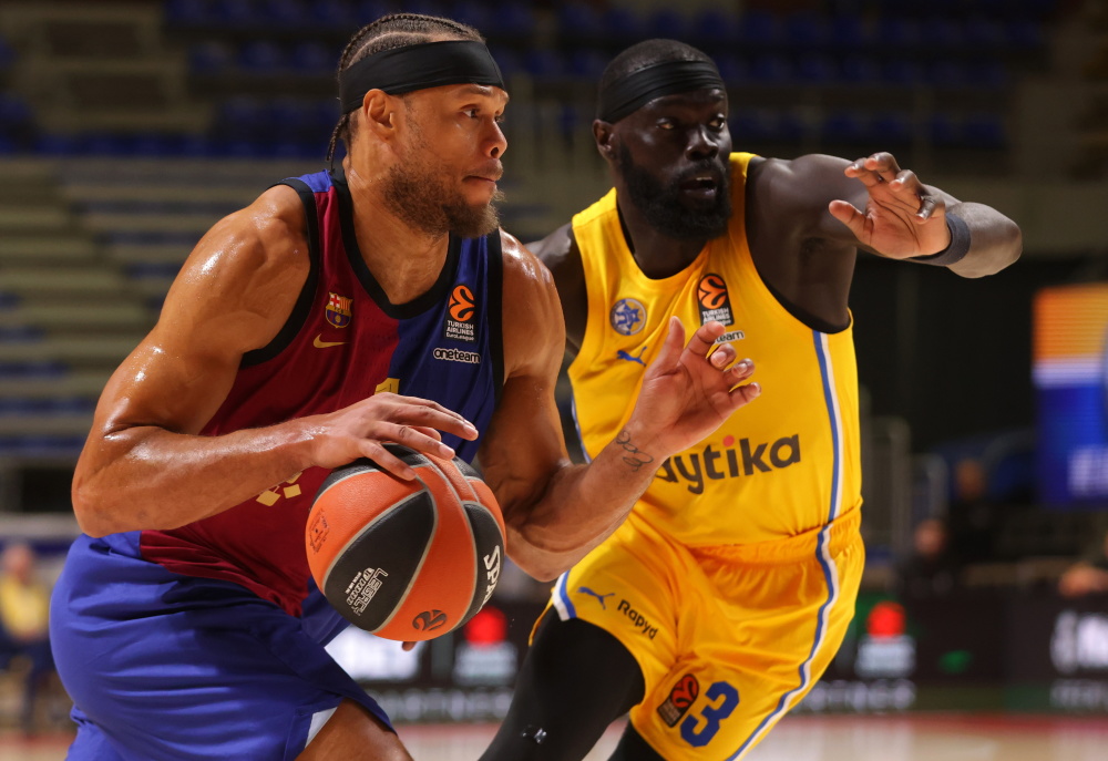 为什么职业选手在牌桌上话很少？解析“信息保护”的重要性。（职业牌手为何在牌桌上少言：信息保护的关键意义）